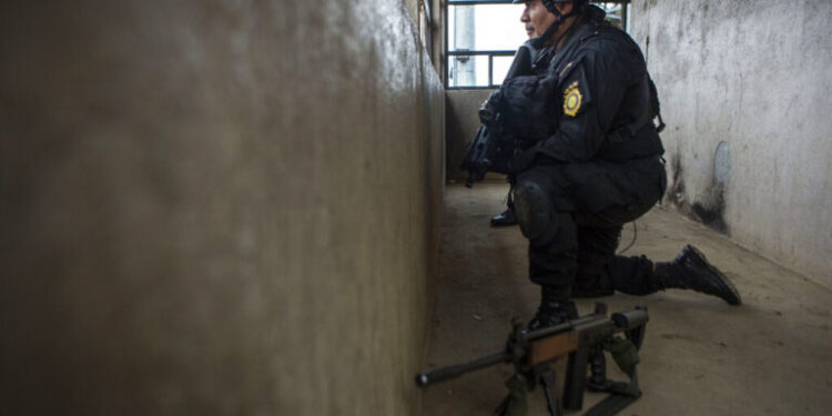 Γουατεμάλα: Ο πρόεδρος Μπερνάρντο Αρέβαλο απέπεμψε τον υπουργό Εσωτερικών Χιμένες μετά την απόδραση 20 κακοποιών