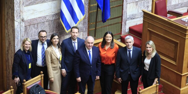 Βουλή: Ψηφίστηκε με 158 ψήφους το νομοσχέδιο του υπουργείου Εργασίας για το 13ωρο