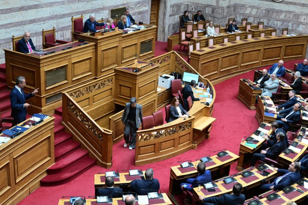 Έντονες αντιπαραθέσεις στη Βουλή, στη συζήτηση των πολιτικών αρχηγών – Κόντρες για ΟΠΕΚΕΠΕ, ακόμη και για τον Αλ. Τσίπρα