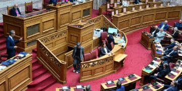 Έντονες αντιπαραθέσεις στη Βουλή, στη συζήτηση των πολιτικών αρχηγών – Κόντρες για ΟΠΕΚΕΠΕ, ακόμη και για τον Αλ. Τσίπρα