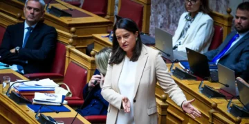 Τι ισχύει μετά την ψήφιση του εργασιακού νομοσχεδίου για το 13ωρο, την 4ήμερη εργασία και τις άδειες