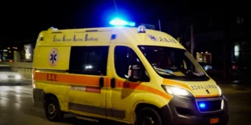 Σοβαρό τροχαίο στο Μενίδι με ΙΧ που «καρφώθηκε» σε δέντρο – Στο  «Γεννηματάς» ο οδηγός σε σοβαρή κατάσταση