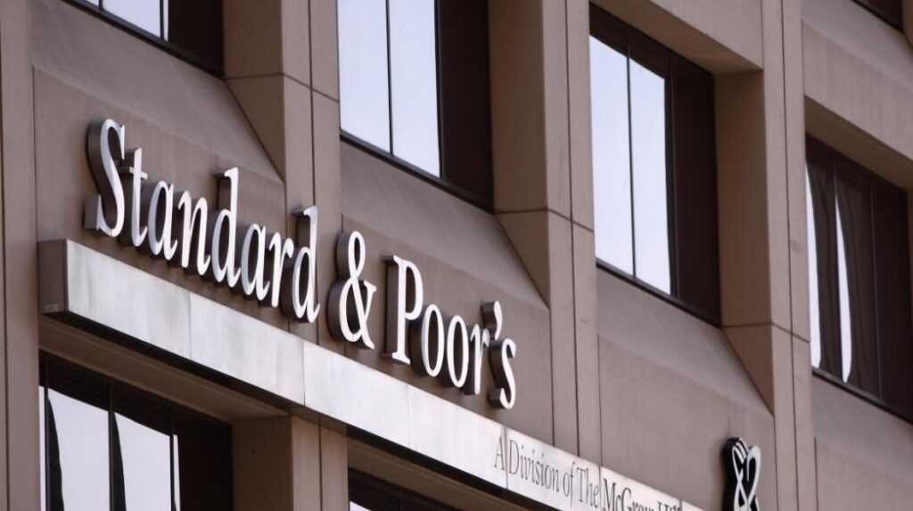 Ο οίκος αξιολόγησης Standard &Poor's  επιβεβαίωσε το αξιόχρεο της Ελλάδας στη βαθμίδα ΒΒΒ με σταθερές προοπτικές