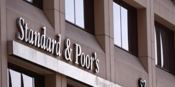 Ο οίκος αξιολόγησης Standard &Poor's  επιβεβαίωσε το αξιόχρεο της Ελλάδας στη βαθμίδα ΒΒΒ με σταθερές προοπτικές