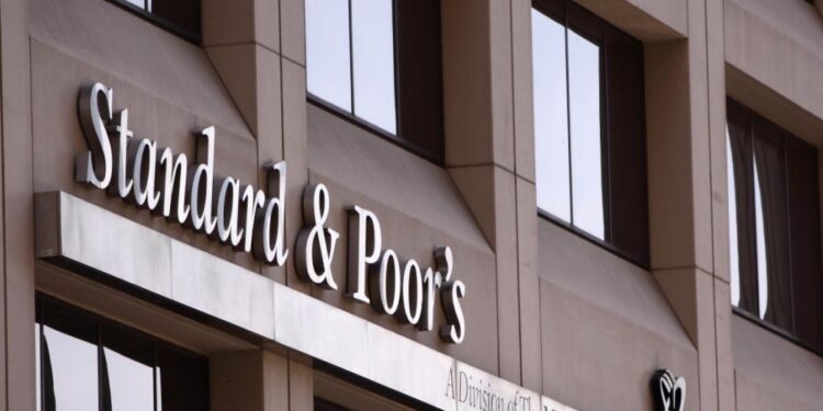 Ο οίκος αξιολόγησης Standard &Poor's  επιβεβαίωσε το αξιόχρεο της Ελλάδας στη βαθμίδα ΒΒΒ με σταθερές προοπτικές