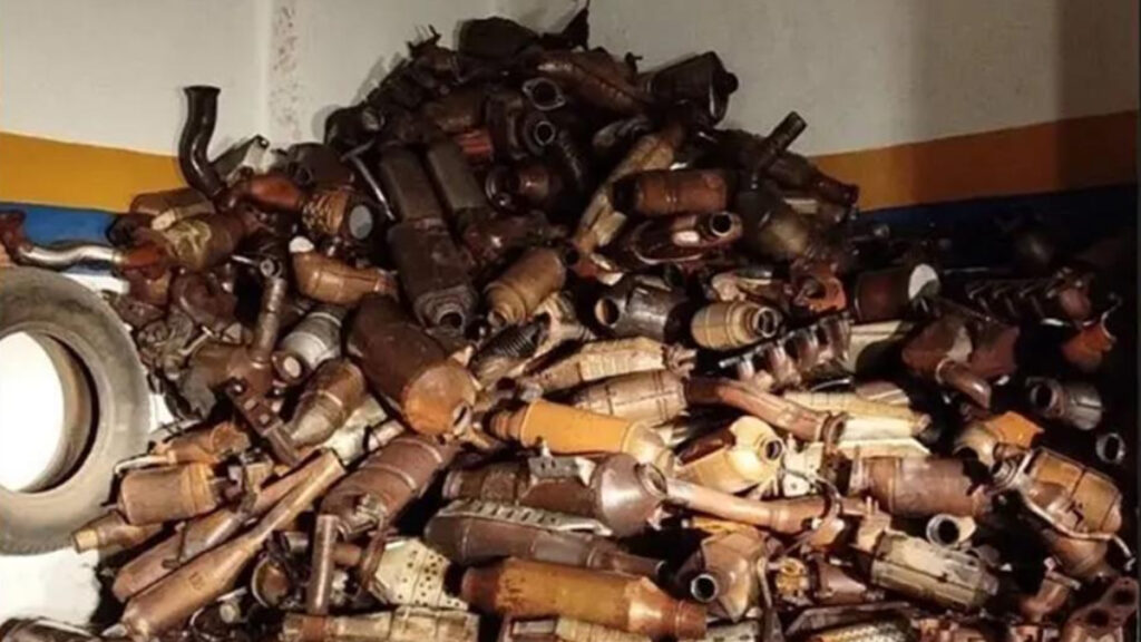 Μεγάλη αστυνομική επιχείρηση στον Τύρναβο: Εντοπίστηκαν 338 κλεμμένοι καταλύτες οχημάτων – 10 συλλήψεις, 15 προσαγωγές
