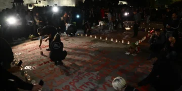 Συγκέντρωση διαμαρτυρίας στο Σύνταγμα για τον Άγνωστο Στρατιώτη - Συγγενείς των θυμάτων ξαναέγραψαν τα ονόματα έξω από τη Βουλή