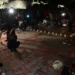 Συγκέντρωση διαμαρτυρίας στο Σύνταγμα για τον Άγνωστο Στρατιώτη - Συγγενείς των θυμάτων ξαναέγραψαν τα ονόματα έξω από τη Βουλή