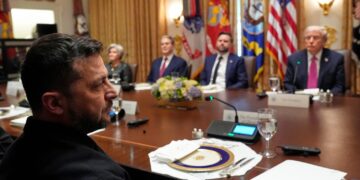 Δημοσίευμα Financial Times: "Ο Τραμπ κάλεσε τον Ζελένσκι να δεχθεί τους όρους του Πούτιν, αλλιώς «θα καταστραφεί» από τη Ρωσία"