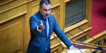 Οργή Χαρίτση στη Βουλή: Κατηγόρησε τον Δήμα για συνεχή εμπαιγμό και αποχώρησε