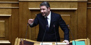 Ν. Ανδρουλάκης κατά Μητσοτάκη για τον Άγνωστο Στρατιώτη: "Εργαλειοποιείτε ένα σύμβολο ενότητας για να διχάσετε την κοινωνία και τους πολίτες"