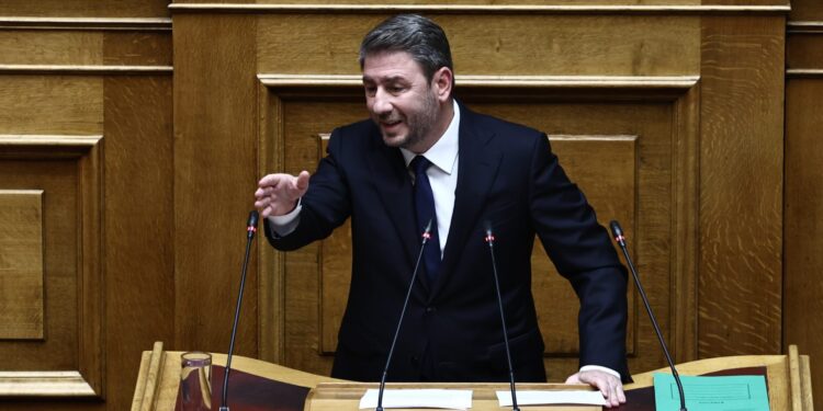 Ν. Ανδρουλάκης κατά Μητσοτάκη για τον Άγνωστο Στρατιώτη: "Εργαλειοποιείτε ένα σύμβολο ενότητας για να διχάσετε την κοινωνία και τους πολίτες"