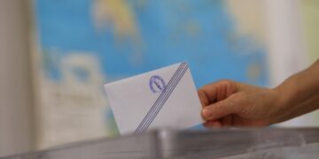 Δημοσκόπηση Metron Analysis: Μπροστά η ΝΔ - Τα ευρήματα για πρόωρες εκλογές, για Τσίπρα και Σαμαρά