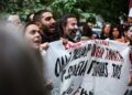Μεταξουργείο: Επεισόδια κατά τη διαμαρτυρία εκπαιδευτικών και γονέων για τις συγχωνεύσεις σχολικών τμημάτων - Χημικά και βομβίδες κρότου-λάμψης από την αστυνομία