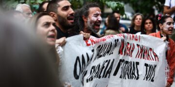 Μεταξουργείο: Επεισόδια κατά τη διαμαρτυρία εκπαιδευτικών και γονέων για τις συγχωνεύσεις σχολικών τμημάτων - Χημικά και βομβίδες κρότου-λάμψης από την αστυνομία