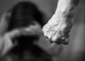 Κορωπί: Ποινική δίωξη ασκήθηκε στον 50χρονο για απόπειρα ανθρωποκτονίας της 40χρονης συντρόφου του και για σωματική βλάβη σε βάρος ανηλίκου