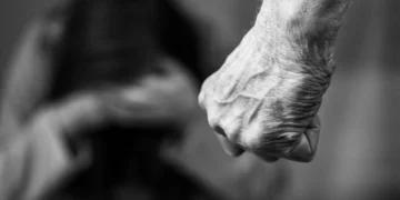 Κορωπί: Ποινική δίωξη ασκήθηκε στον 50χρονο για απόπειρα ανθρωποκτονίας της 40χρονης συντρόφου του και για σωματική βλάβη σε βάρος ανηλίκου
