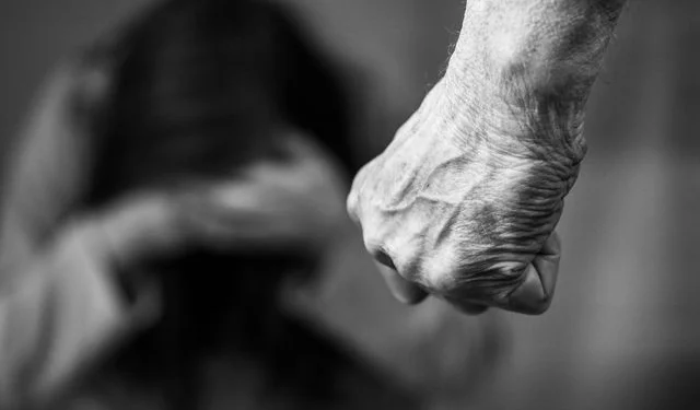 Κορωπί: Ποινική δίωξη ασκήθηκε στον 50χρονο για απόπειρα ανθρωποκτονίας της 40χρονης συντρόφου του και για σωματική βλάβη σε βάρος ανηλίκου