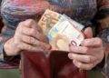 Ενισχύσεις στις συντάξεις πριν από τα Χριστούγεννα – Ποιοι θα πάρουν επιπλέον 250 ευρώ τον Νοέμβριο
