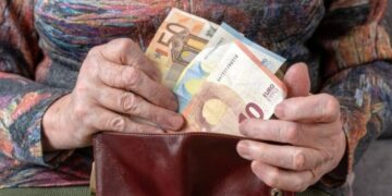 Ενισχύσεις στις συντάξεις πριν από τα Χριστούγεννα – Ποιοι θα πάρουν επιπλέον 250 ευρώ τον Νοέμβριο