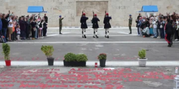 Ο Δούκας ανακοίνωσε ότι θα προσφύγει στη δικαιοσύνη για την ανάθεση της καθαριότητας του Άγνωστου Στρατιώτη σε ιδιώτη