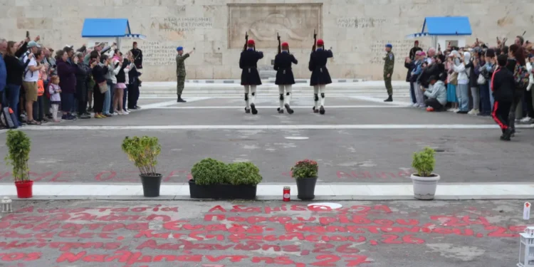 Ο Δούκας ανακοίνωσε ότι θα προσφύγει στη δικαιοσύνη για την ανάθεση της καθαριότητας του Άγνωστου Στρατιώτη σε ιδιώτη