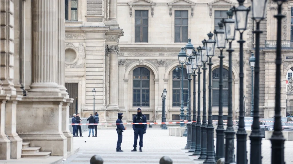 Ληστεία στο Λούβρο: Οι Γαλλικές Αρχές  εξετάζουν περισσότερα από 150 δείγματα DNA και αποτυπώματα από τα εργαλεία των δραστών