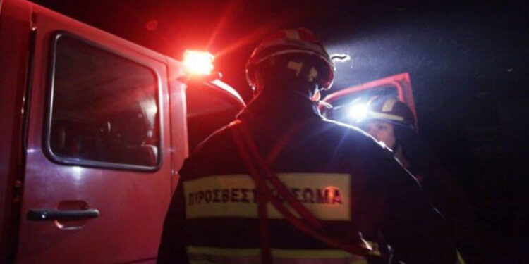 Πυρκαγιά τα χαράματα σε αντιπροσωπεία αυτοκινήτων στο Πολύγωνο – Υπέστησαν ζημιές δύο οχήματα