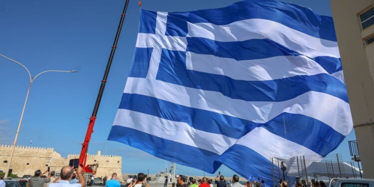 Κρήτη: Πελώρια Ελληνική σημαία 1440 τετραγωνικών μέτρων στο λιμάνι του Ηρακλείου