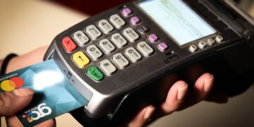 Παράταση ενός μήνα για την υποχρεωτική εφαρμογή των πληρωμών μέσω του συστήματος IRIS αποφάσισε το υπουργείο Οικονομικών, μεταθέτοντας την έναρξη ισχύος του μέτρου για την 1η Δεκεμβρίου αντί της 1ης Νοεμβρίου. Η απόφαση ελήφθη έπειτα από αιτήματα φορέων της αγοράς που ζήτησαν περισσότερο χρόνο προσαρμογής. Όπως προβλέπεται στο άρθρο 46 του νομοσχεδίου με τίτλο «Φορολογική μεταρρύθμιση για το δημογραφικό και τη μεσαία τάξη – Μέτρα στήριξης για την κοινωνία και την οικονομία», η αλλαγή αυτή δίνει στις επιχειρήσεις επιπλέον χρόνο για να ολοκληρώσουν τη διασύνδεση των συστημάτων πληρωμών με τις τράπεζες και να διασφαλιστεί η ομαλή εφαρμογή του μέτρου. Η υποχρέωση αποδοχής πληρωμών μέσω IRIS αφορά όλα τα νομικά πρόσωπα — από σούπερ μάρκετ, καταστήματα και ηλεκτρονικά μαγαζιά έως μικρά μίνι μάρκετ και λοιπές επιχειρήσεις. Σύμφωνα με το θεσμικό πλαίσιο, οι πληρωμές αυτές θα πρέπει να ολοκληρώνονται αποκλειστικά μέσω τερματικού POS, το οποίο θα είναι διασυνδεδεμένο είτε με φορολογικό μηχανισμό είτε με τα πληροφοριακά συστήματα της ΑΑΔΕ. Οι πελάτες θα έχουν τη δυνατότητα να επιλέγουν στο POS τον τρόπο πληρωμής τους. Εάν επιλέξουν το IRIS, θα εμφανίζεται ένας μοναδικός κωδικός QR που αντιστοιχεί στη συναλλαγή, τον οποίο θα σαρώνουν μέσω της εφαρμογής IRIS για να επιβεβαιώσουν την πληρωμή. Τέλος, από τον Ιανουάριο του 2026 αυξάνεται το ημερήσιο όριο συναλλαγών μέσω IRIS στα 1.000 ευρώ, ενώ το μηνιαίο πλαφόν διαμορφώνεται στις 5.000 ευρώ.