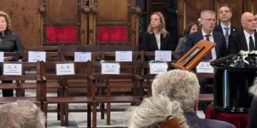 Κατηγορία της αντιπολίτευσης για «γαλάζια» σκηνοθεσία της κυβέρνησης και πολιτική καπηλεία της κηδείας Σαββόπουλου