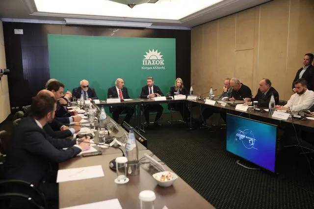 Ν. Ανδρουλάκης στη συνάντηση με εκπροσώπους καταναλωτικών ενώσεων: "Η κυβέρνηση απέτυχε να προστατεύσει το εισόδημα και την αγοραστική δύναμη των πολιτών"