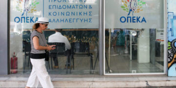 ΟΠΕΚΑ: Σήμερα καταβάλλονται τα επιδόματα Οκτωβρίου – Ποιοι είναι οι δικαιούχοι