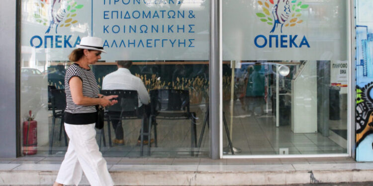 ΟΠΕΚΑ: Σήμερα καταβάλλονται τα επιδόματα Οκτωβρίου – Ποιοι είναι οι δικαιούχοι