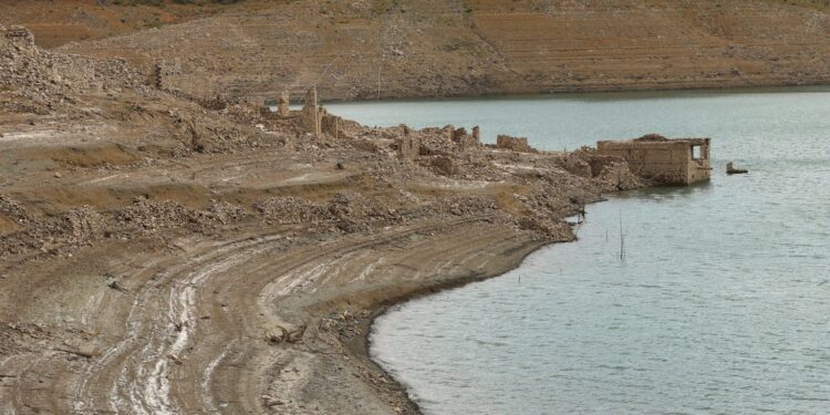 Σε ιστορικά χαμηλά η στάθμη στη λίμνη του Μόρνου – Το σχέδιο της κυβέρνησης για την αντιμετώπιση της λειψυδρίας