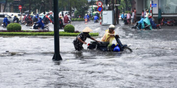 Καταστροφικές πλημμύρες στο Βιετνάμ - 13 νεκροί, τουλάχιστον 11 άτομα αγνοούνται