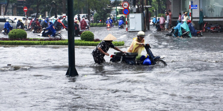 Καταστροφικές πλημμύρες στο Βιετνάμ - 13 νεκροί, τουλάχιστον 11 άτομα αγνοούνται
