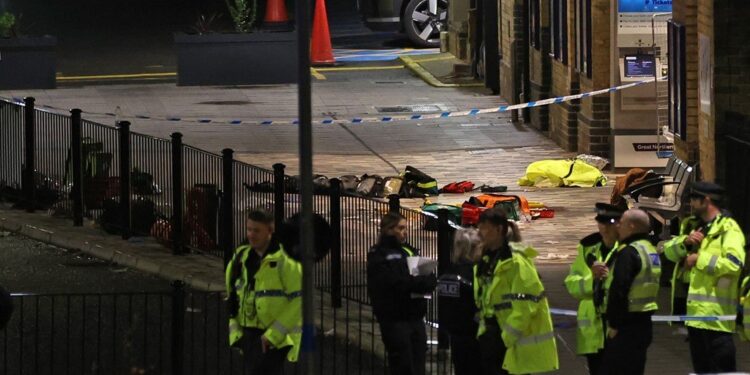 Βρετανία: Πανικός από επίθεση με μαχαίρι σε σε τρένο στο Χάντινγκτον – Τουλάχιστον δέκα τραυματίες