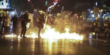 Η Ελληνική Αστυνομία προχώρησε σε 18 προσαγωγές ύστερα από την επίθεση με μολότοφ που δέχθηκαν αστυνομικές δυνάμεις έξω από το τουρκικό προξενείο στη Θεσσαλονίκη το βράδυ του Σαββάτου (1/11). Το περιστατικό σημειώθηκε λίγο μετά τη λήξη της συναυλίας του ΛΕΞ στο Καυτατζόγλειο, όταν ομάδα περίπου 50 ατόμων κινήθηκε προς τη συμβολή των οδών Εθνικής Αμύνης και Αγίου Δημητρίου και εκτόξευσε βόμβες μολότοφ κατά των αστυνομικών, προκαλώντας παράλληλα φωτιά στο δασύλλιο εντός του χώρου του Τελογλείου Ιδρύματος. Οι αστυνομικές δυνάμεις απάντησαν με ρίψη χειροβομβίδων κρότου-λάμψης και δακρυγόνων, καταφέρνοντας να διαλύσουν την ομάδα των δραστών. Η ένταση διήρκεσε λίγα λεπτά και η κατάσταση ομαλοποιήθηκε σύντομα. Σύμφωνα με την Πυροσβεστική Υπηρεσία, από τα επεισόδια προκλήθηκαν φθορές σε έξι οχήματα, εκ των οποίων ορισμένα υπέστησαν σοβαρές ζημιές από τις φλόγες. Δεν αναφέρθηκαν τραυματισμοί.