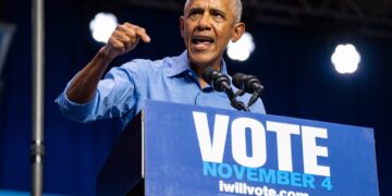 Παρέμβαση Ομπάμα κατά Τραμπ – Έκκληση στους ψηφοφόρους να «δώσουν ένα λαμπρό παράδειγμα για τη χώρα» απορρίπτοντας υποψηφίους που είναι πιστοί σε έναν πρόεδρο με «αυταρχικές τάσεις»