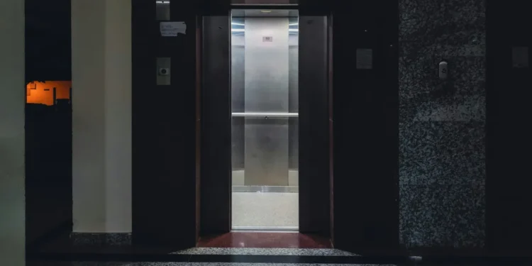 Εφιαλτικό ατύχημα στη Λάρισα: 32χρονη έπεσε με το ασανσέρ από τον 3ο όροφο πολυκατοικίας