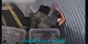 Υπό κράτηση τέθηκε η μέχρι την Παρασκευή ανώτατη νομική σύμβουλος των ενόπλων δυνάμεων του Ισραήλ, Γιφάτ Τόμερ-Γερουσάλμι, στο πλαίσιο έρευνας που αφορά τη διαρροή βίντεο τον Αύγουστο του 2024, το οποίο φέρεται να δείχνει κακοποίηση Παλαιστίνιου κρατούμενου. Την είδηση αποκάλυψε η εφημερίδα Times of Israel. Η Τόμερ-Γερουσάλμι, που παραιτήθηκε την Παρασκευή, κατηγορείται ότι παρεμπόδισε την αστυνομική έρευνα για τη διαρροή. Σύμφωνα με το δημοσίευμα, στην επιστολή παραίτησής της φέρεται να ανέλαβε την ευθύνη για τη δημοσιοποίηση του βίντεο, υποστηρίζοντας πως στόχος της ήταν «να αντικρούσει την ψευδή προπαγάνδα κατά των στρατιωτικών αρχών επιβολής του νόμου». Στο πλαίσιο της ίδιας υπόθεσης συνελήφθη και ο πρώην στρατιωτικός εισαγγελέας Ματάν Σολομός, καθώς οι αρχές διερευνούν αν στελέχη της στρατιωτικής δικαιοσύνης συμμετείχαν στη διαρροή του οπτικού υλικού. Το βίντεο, που γυρίστηκε τον Ιούλιο του 2024 στο στρατόπεδο κράτησης Σντε Τεϊμάν στο νότιο Ισραήλ, φέρεται να απεικονίζει στρατιώτες να κακομεταχειρίζονται κρατούμενο που κατηγορείται ως μέλος της Χαμάς. Ο ξυλοδαρμός δεν φαίνεται καθαρά, καθώς οι στρατιώτες σχηματίζουν κύκλο γύρω από τον κρατούμενο με τις ασπίδες τους, ωστόσο, σύμφωνα με ισραηλινά μέσα, ο άνδρας μεταφέρθηκε σε νοσοκομείο μετά το περιστατικό. Η αστυνομία του Ισραήλ έχει επιβεβαιώσει ότι βρίσκεται σε εξέλιξη έρευνα για την υπόθεση, προκειμένου να διαπιστωθεί εάν η διαρροή προήλθε από τη στρατιωτική εισαγγελία. Παράλληλα, έχουν ασκηθεί διώξεις σε πέντε έφεδρους που εμπλέκονται στο επεισόδιο, με τους συνηγόρους τους να απορρίπτουν τις κατηγορίες περί σεξουαλικής κακοποίησης του κρατούμενου. Ο πρωθυπουργός Μπενιαμίν Νετανιάχου καταδίκασε τη δημοσιοποίηση του βίντεο, χαρακτηρίζοντάς τη «ίσως τη σοβαρότερη επίθεση στις δημόσιες σχέσεις του Ισραήλ από την ίδρυσή του». Όπως δήλωσε, θα διεξαχθεί «ανεξάρτητη και αμερόληπτη έρευνα» για τη διαρροή, σύμφωνα με τους Times of Israel.