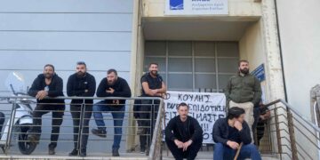 Διαμαρτυρία κτηνοτρόφων στο Ρέθυμνο - Απέκλεισαν τα γραφεία της ΑΑΔΕ