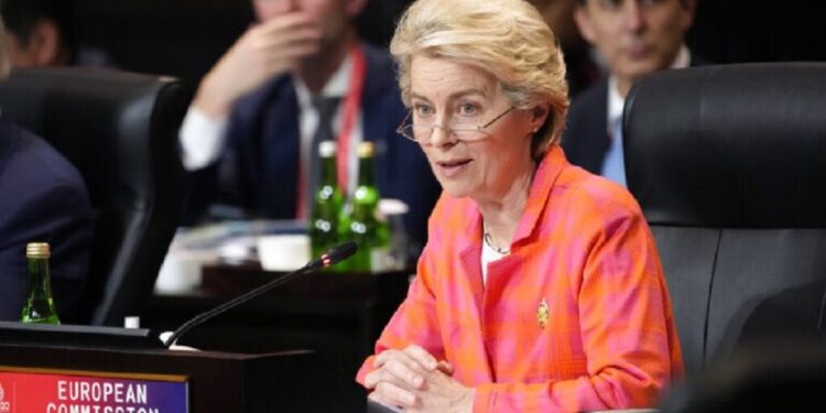 Tηλεφωνική επικοινωνία Φον ντερ Λάιεν – Ζελένσκι για «επείγουσα ενεργειακή στήριξη»