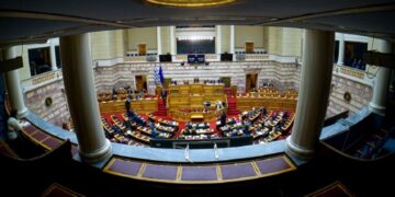 Ψηφίζεται σήμερα στη Βουλή το νέο φορολογικό νομοσχέδιο – Τι ελαφρύνσεις προβλέπει για μισθωτούς και συνταξιούχους