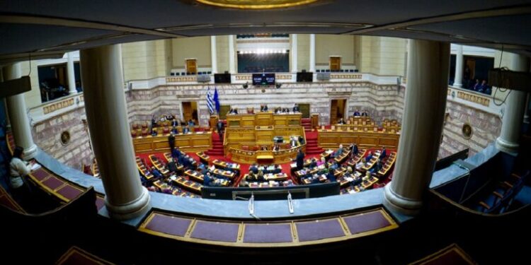 Ψηφίζεται σήμερα στη Βουλή το νέο φορολογικό νομοσχέδιο – Τι ελαφρύνσεις προβλέπει για μισθωτούς και συνταξιούχους