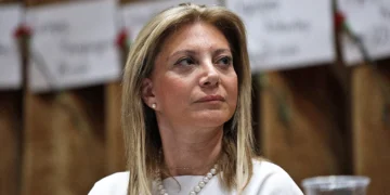 Διαψεύδει η Μαρία Καρυστιανού τον Καραχάλιο: «Εκείνος μου πρότεινε να κάνω κόμμα και αρνήθηκα»