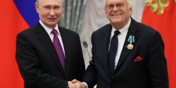 Ακρότητες κατά του ρωσικού πολιτισμού στη Γερμανία: Απειλούν διάσημο μαέστρο γιατί βραβεύτηκε από τη Ρωσία