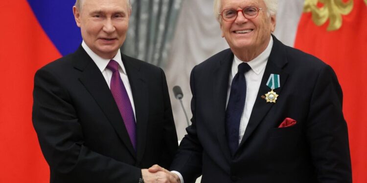 Ακρότητες κατά του ρωσικού πολιτισμού στη Γερμανία: Απειλούν διάσημο μαέστρο γιατί βραβεύτηκε από τη Ρωσία