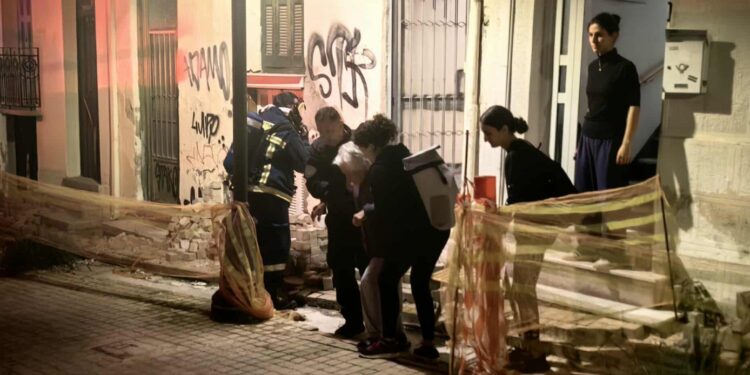 Φωτιά σε διώροφη κατοικία στο κέντρο της Πάτρας – Απεγκλωβίστηκε ηλικιωμένη γυναίκα